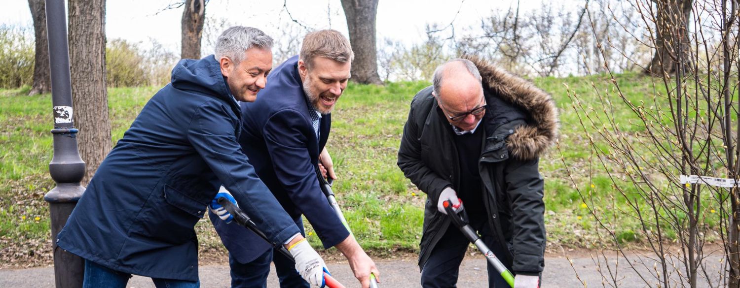 Sadzić! Podlewać! Pielęgnować! Czyli sadzimy drzewa na Dzień Ziemi - zdjęcie